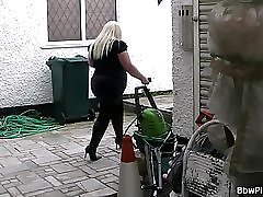 Sastanak s plavušom, da vidimo: bucmasti vodi do seksa