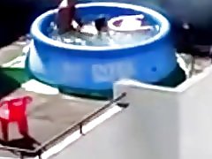 Mandando ferro na gorda na picina