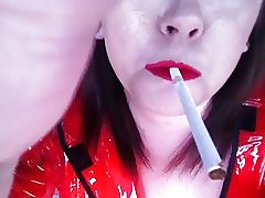 U toplesu pušiti 120 cigareta u pvc mac - fetiš